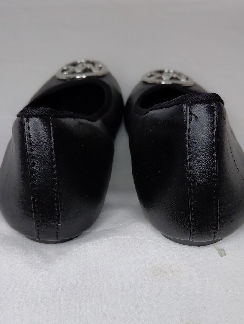 Michael Kors Girls Flat Ballerina Slipper Silver Medallion Sz 1 - Picture 3 of 9